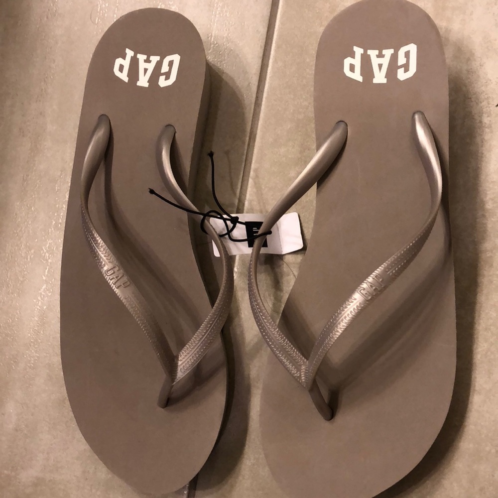 NWT Gap wedge flip flops